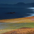 Luna piena sulla spiaggia in riva al mare